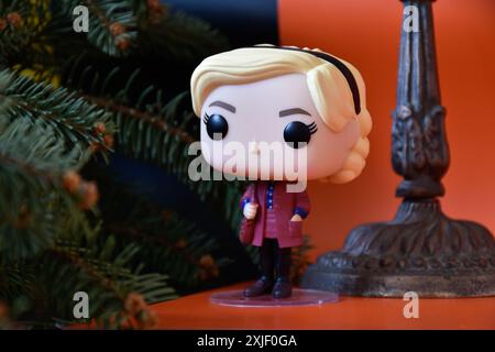 Funko Pop Actionfigur der Teenager-Hexe Sabrina Spellman aus der beliebten Netflix Horror-TV-Serie. Rot, schwarz, Tannenzweig, weihnachtliche Einrichtung. Stockfoto