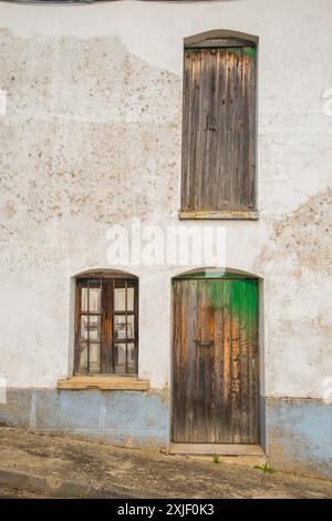 Fassade eines verlassenen Hauses. Stockfoto