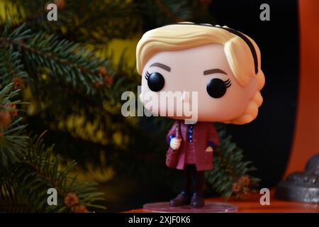 Funko Pop Actionfigur der Teenager-Hexe Sabrina Spellman aus der beliebten Netflix Horror-TV-Serie. Rot, schwarz, Tannenzweig, weihnachtliche Einrichtung. Stockfoto