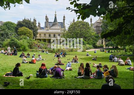 Brighton Großbritannien 18. Juli 2024 - Besucher genießen heute den heißen Sonnenschein in Brightons Royal Pavilion Gardens, da morgen eine Hitzewarnung für den Südosten ausgegeben wurde und die Temperaturen voraussichtlich 30 Grad erreichen werden: Credit Simon Dack / Alamy Live News Stockfoto