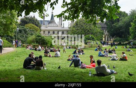 Brighton Großbritannien 18. Juli 2024 - Besucher genießen heute den heißen Sonnenschein in Brightons Royal Pavilion Gardens, da morgen eine Hitzewarnung für den Südosten ausgegeben wurde und die Temperaturen voraussichtlich 30 Grad erreichen werden: Credit Simon Dack / Alamy Live News Stockfoto