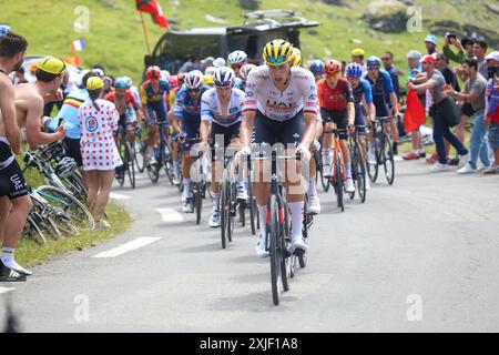 13. Juli 2024, Bareges, Occitanie, Frankreich: Bareges, Frankreich, 13. Juli 2024: Radfahrer Nils Politt (14) des VAE-Teams Emirates führte das Hauptfeld während der 14. Etappe der Tour de France 2024 zwischen Pau und Saint-Lary-Soulan Pla dÂ´Adet am 13. Juli 2024 in Bareges, Frankreich. (Kreditbild: © Alberto Brevers/Pacific Press via ZUMA Press Wire) NUR REDAKTIONELLE VERWENDUNG! Nicht für kommerzielle ZWECKE! Stockfoto