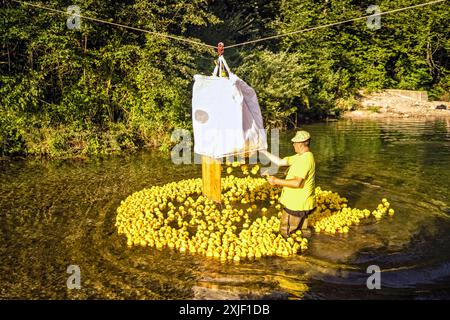 Entenrennen in Cabar, Kroatien Gummi-Enten-Rennen Quietscheentchen Plastikenten zum dritten Mal in Folge organisiert die Organisation Cuklar ein wohltätiges Rennen mit Gummienten. Fundraising Spenden 20240713pk329 es sind Gutscheine für die Adoption von Enten erhältlich 2 â. Auf jeden Coupon ist eine Nummer angebracht, die Zahl der Enten insgesamt 1500 entspricht. Vor dem Start werden alle Enten ausgestellt und jeder kann den Zustand der Ente überprüfen. Vor dem Start um 18 Uhr werden alle Enten in eine große Startbox geworfen und in den Cabranka Fluss geworfen. Ein Teil aus dem einbezah Stockfoto