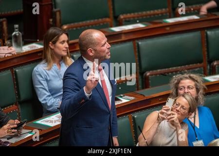 Brüssel, Belgien Juli 2024. Theo Francken von n-VA leistet den Eid während einer Plenartagung des Plenums im bundesparlament, am Donnerstag, den 18. Juli 2024 in Brüssel. BELGA PHOTO JONAS ROOSENS Credit: Belga News Agency/Alamy Live News Stockfoto