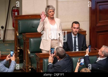 Brüssel, Belgien Juli 2024. Ramlot Carmen von Les engages leistet den Eid während einer Plenartagung des Plenums im bundesparlament am Donnerstag, den 18. Juli 2024 in Brüssel. BELGA PHOTO JONAS ROOSENS Credit: Belga News Agency/Alamy Live News Stockfoto