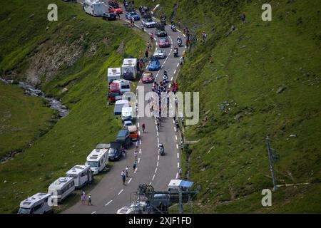 Bareges, Occitanie, Frankreich. Juli 2024. Bareges, Frankreich, 13. Juli 2024: Das Hauptfeld durchquerte den Col du Tourmalet während der 14. Etappe der Tour de France 2024 zwischen Pau und Saint-Lary-Soulan Pla dÂ´Adet am 13. Juli 2024 in Bareges, Frankreich. (Kreditbild: © Alberto Brevers/Pacific Press via ZUMA Press Wire) NUR REDAKTIONELLE VERWENDUNG! Nicht für kommerzielle ZWECKE! Stockfoto