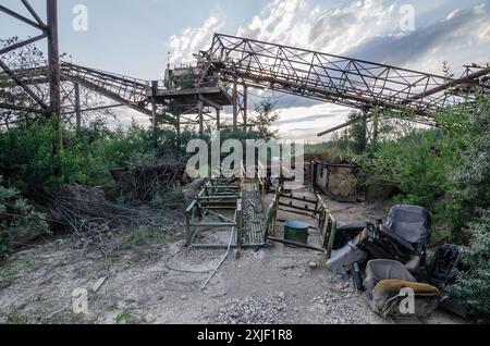 Müll in der Natur. Alter Reifen Links. Welttag Der Erde. Zufällige Müll-Junk-Gegenstände in der Natur und im Wald. Umweltverschmutzung. Stockfoto