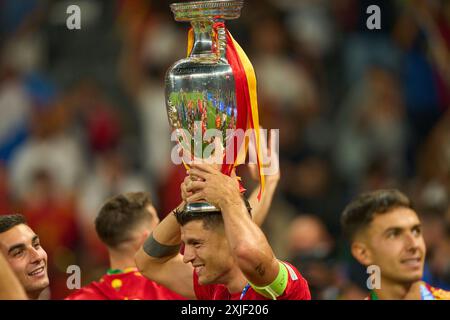 Alvaro Morata, ESP 7 mit Trophäe nach dem Endspiel SPANIEN - ENGLAND 2-1 der UEFA-Europameisterschaft 2024 am 14. Juli 2024 in Berlin. Fotograf: Peter Schatz Stockfoto