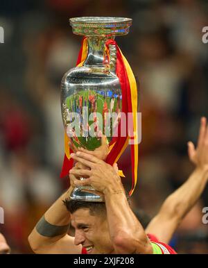 Alvaro Morata, ESP 7 mit Trophäe nach dem Endspiel SPANIEN - ENGLAND 2-1 der UEFA-Europameisterschaft 2024 am 14. Juli 2024 in Berlin. Fotograf: Peter Schatz Stockfoto