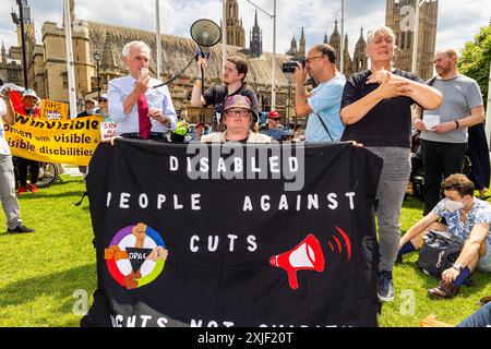 London, Großbritannien. Juli 2024. Behinderte Menschen gegen Kürzungen protestieren, die bessere Rechte für Menschen mit Behinderungen fordern. Quelle: Neil Terry/Alamy Live News Stockfoto