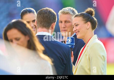 Alexander Bommes, Almuth Schult, ARD-TV-Moderator, Expertin, Esther Sedlaczek, Moderatorin ARD Sport Moderatorin, Sportmoderatorin, Journalistin, Bastian SCHWEINSTEIGER, Co-Moderator ARD im Endspiel SPANIEN - ENGLAND 2-1 der UEFA-Europameisterschaften 2024 am 14. Juli 2024 in Berlin. Fotograf: Peter Schatz Stockfoto