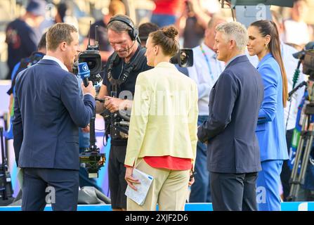 Alexander Bommes, Almuth Schult, ARD-TV-Moderator, Expertin, Esther Sedlaczek, Moderatorin ARD Sport Moderatorin, Sportmoderatorin, Journalistin, Bastian SCHWEINSTEIGER, Co-Moderator ARD im Endspiel SPANIEN - ENGLAND 2-1 der UEFA-Europameisterschaften 2024 am 14. Juli 2024 in Berlin. Fotograf: Peter Schatz Stockfoto