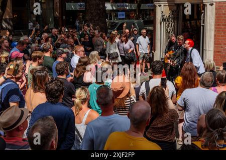 Covent Garden, London, Großbritannien. Juli 2024. Die schottischen Musiker Travis treten live vor dem Plattenladen von Fopp in Covent Garden auf, um ihr neuestes Album LA Times zu bewerben. Credit: Amanda Rose/Alamy Live News Stockfoto