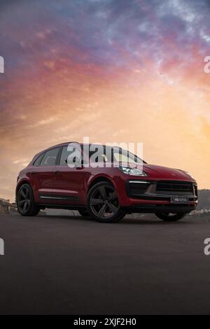 Der neue Porsche Macan T bringt den Sonnenuntergang. Ein spezielles Auto mit einer besonderen Farbe Stockfoto