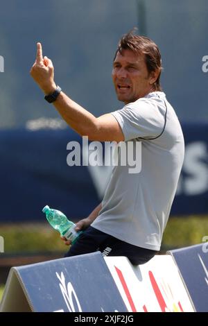 Dimaro, Trentino, Italien. Juli 2024. Antonio Conte Trainer von Neapel am 8. Tag des Trainingslagers der SSC Napoli in Dimaro Folgarida, Trient, Italien am 18. Juli 2024 (Foto: © Ciro de Luca/ZUMA Press Wire) NUR REDAKTIONELLE VERWENDUNG! Nicht für kommerzielle ZWECKE! Stockfoto