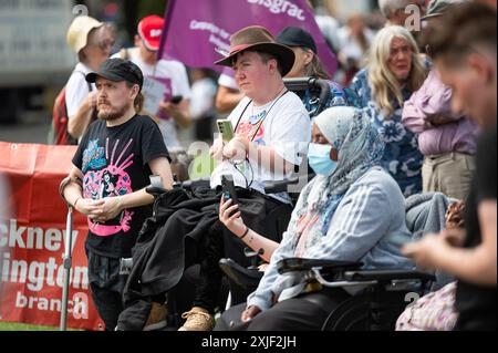 London, Großbritannien. Juli 2024. Demonstranten hören den Sprechern zu. DPAC (Disabled People Against Cutts) ist eine britische Druckgruppe, die sich für die Rechte behinderter Menschen einsetzt. Sie demonstrieren, dass sie der neuen Regierung ihre Forderungen nach einer „integrativeren, zugänglicheren und gerechteren Gesellschaft“ vorlegen. Quelle: David Tramontan / Alamy Live News Stockfoto