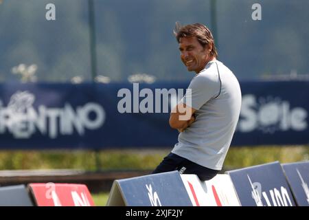 Dimaro, Trentino, Italien. Juli 2024. Antonio Conte Trainer von Neapel am 8. Tag des Trainingslagers der SSC Napoli in Dimaro Folgarida, Trient, Italien am 18. Juli 2024 (Foto: © Ciro de Luca/ZUMA Press Wire) NUR REDAKTIONELLE VERWENDUNG! Nicht für kommerzielle ZWECKE! Stockfoto