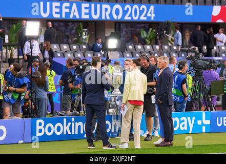 Alexander Bommes, Almuth Schult, ARD-TV-Moderator, Expertin, Esther Sedlaczek, Moderatorin ARD Sport Moderatorin, Sportmoderatorin, Journalistin, Bastian SCHWEINSTEIGER, Co-Moderator ARD im Endspiel SPANIEN - ENGLAND 2-1 der UEFA-Europameisterschaften 2024 am 14. Juli 2024 in Berlin. Fotograf: ddp-Bilder/Sternbilder Stockfoto