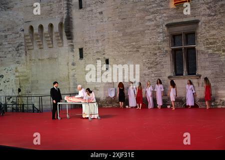 Festival d'Avignon 2024 'Damön. El Funeral Bergman'by Angélica Liddell, aufgeführt im Haupthof des Papstpalais, am 29. Juni 2024 (vor der Presse) mit David Abad, Béatriz Alvirez, Yun Ananiev, Nicolas Chevalier, Guillaume Constanza, Elin Klinga, Angelica Liddell (nicht anwesend), Bornja Lopez, Sindo Puche, Daniel Richard und die Teilnahme von Extras Credit:Jacky Godard/Photo12 Stockfoto