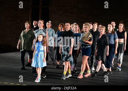 Festival d'Avignon 2024 'Mütter. Ein Lied für die Kriegszeit (Les mères. UN chant pour temps de guerre), ein Theaterstück von Marta Gornicka, aufgeführt im Haupthof des Papstpalais, am 8. Juli 2024 (Generalprobe) mit Katerina Aleinikova, Svittlana Berestovska, Sasha Cherkas, Palina Debravolskaja, Katarzyna Jaznicka, Ewa Konstanciak, Liza Kozlova, Anastasia Kulnich, Natalia Mazur, Kamila Michalska, Hanna Mykhaliova, Hanna Mykhaliova, Valeria Obodianska, Svitlana Onischak, Julia Ridna, Maria Robaszkiewicz, Polina Shkliar, Aleksandra Sroka, Maria Tabachnuk, Kateryna Taran, Bohdana Za Stockfoto