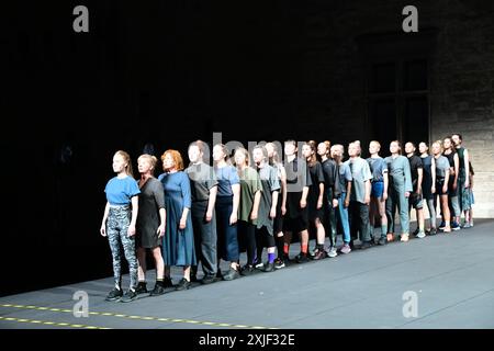 Festival d'Avignon 2024 'Mütter. Ein Lied für die Kriegszeit (Les mères. UN chant pour temps de guerre), ein Theaterstück von Marta Gornicka, aufgeführt im Haupthof des Papstpalais, am 8. Juli 2024 (Generalprobe) mit Katerina Aleinikova, Svittlana Berestovska, Sasha Cherkas, Palina Debravolskaja, Katarzyna Jaznicka, Ewa Konstanciak, Liza Kozlova, Anastasia Kulnich, Natalia Mazur, Kamila Michalska, Hanna Mykhaliova, Hanna Mykhaliova, Valeria Obodianska, Svitlana Onischak, Julia Ridna, Maria Robaszkiewicz, Polina Shkliar, Aleksandra Sroka, Maria Tabachnuk, Kateryna Taran, Bohdana Za Stockfoto