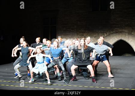 Festival d'Avignon 2024 'Mütter. Ein Lied für die Kriegszeit (Les mères. UN chant pour temps de guerre), ein Theaterstück von Marta Gornicka, aufgeführt im Haupthof des Papstpalais, am 8. Juli 2024 (Generalprobe) mit Katerina Aleinikova, Svittlana Berestovska, Sasha Cherkas, Palina Debravolskaja, Katarzyna Jaznicka, Ewa Konstanciak, Liza Kozlova, Anastasia Kulnich, Natalia Mazur, Kamila Michalska, Hanna Mykhaliova, Hanna Mykhaliova, Valeria Obodianska, Svitlana Onischak, Julia Ridna, Maria Robaszkiewicz, Polina Shkliar, Aleksandra Sroka, Maria Tabachnuk, Kateryna Taran, Bohdana Za Stockfoto