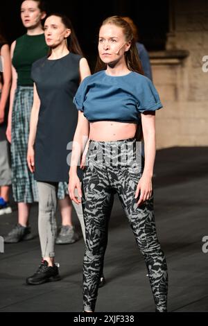 Festival d'Avignon 2024 'Mütter. Ein Lied für die Kriegszeit (Les mères. UN chant pour temps de guerre), ein Theaterstück von Marta Gornicka, aufgeführt im Haupthof des Papstpalais, am 8. Juli 2024 (Generalprobe) mit Katerina Aleinikova, Svittlana Berestovska, Sasha Cherkas, Palina Debravolskaja, Katarzyna Jaznicka, Ewa Konstanciak, Liza Kozlova, Anastasia Kulnich, Natalia Mazur, Kamila Michalska, Hanna Mykhaliova, Hanna Mykhaliova, Valeria Obodianska, Svitlana Onischak, Julia Ridna, Maria Robaszkiewicz, Polina Shkliar, Aleksandra Sroka, Maria Tabachnuk, Kateryna Taran, Bohdana Za Stockfoto