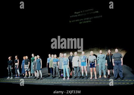 Festival d'Avignon 2024 'Mütter. Ein Lied für die Kriegszeit (Les mères. UN chant pour temps de guerre), ein Theaterstück von Marta Gornicka, aufgeführt im Haupthof des Papstpalais, am 8. Juli 2024 (Generalprobe) mit Katerina Aleinikova, Svittlana Berestovska, Sasha Cherkas, Palina Debravolskaja, Katarzyna Jaznicka, Ewa Konstanciak, Liza Kozlova, Anastasia Kulnich, Natalia Mazur, Kamila Michalska, Hanna Mykhaliova, Hanna Mykhaliova, Valeria Obodianska, Svitlana Onischak, Julia Ridna, Maria Robaszkiewicz, Polina Shkliar, Aleksandra Sroka, Maria Tabachnuk, Kateryna Taran, Bohdana Za Stockfoto