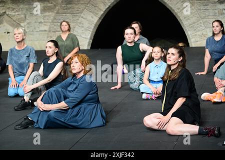 Festival d'Avignon 2024 'Mütter. Ein Lied für die Kriegszeit (Les mères. UN chant pour temps de guerre), ein Theaterstück von Marta Gornicka, aufgeführt im Haupthof des Papstpalais, am 8. Juli 2024 (Generalprobe) mit Katerina Aleinikova, Svittlana Berestovska, Sasha Cherkas, Palina Debravolskaja, Katarzyna Jaznicka, Ewa Konstanciak, Liza Kozlova, Anastasia Kulnich, Natalia Mazur, Kamila Michalska, Hanna Mykhaliova, Hanna Mykhaliova, Valeria Obodianska, Svitlana Onischak, Julia Ridna, Maria Robaszkiewicz, Polina Shkliar, Aleksandra Sroka, Maria Tabachnuk, Kateryna Taran, Bohdana Za Stockfoto