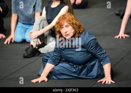 Festival d'Avignon 2024 'Mütter. Ein Lied für die Kriegszeit (Les mères. UN chant pour temps de guerre), ein Theaterstück von Marta Gornicka, aufgeführt im Haupthof des Papstpalais, am 8. Juli 2024 (Generalprobe) mit Katerina Aleinikova, Svittlana Berestovska, Sasha Cherkas, Palina Debravolskaja, Katarzyna Jaznicka, Ewa Konstanciak, Liza Kozlova, Anastasia Kulnich, Natalia Mazur, Kamila Michalska, Hanna Mykhaliova, Hanna Mykhaliova, Valeria Obodianska, Svitlana Onischak, Julia Ridna, Maria Robaszkiewicz, Polina Shkliar, Aleksandra Sroka, Maria Tabachnuk, Kateryna Taran, Bohdana Za Stockfoto