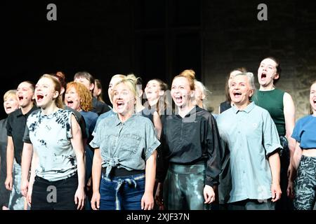 Festival d'Avignon 2024 'Mütter. Ein Lied für die Kriegszeit (Les mères. UN chant pour temps de guerre), ein Theaterstück von Marta Gornicka, aufgeführt im Haupthof des Papstpalais, am 8. Juli 2024 (Generalprobe) mit Katerina Aleinikova, Svittlana Berestovska, Sasha Cherkas, Palina Debravolskaja, Katarzyna Jaznicka, Ewa Konstanciak, Liza Kozlova, Anastasia Kulnich, Natalia Mazur, Kamila Michalska, Hanna Mykhaliova, Hanna Mykhaliova, Valeria Obodianska, Svitlana Onischak, Julia Ridna, Maria Robaszkiewicz, Polina Shkliar, Aleksandra Sroka, Maria Tabachnuk, Kateryna Taran, Bohdana Za Stockfoto