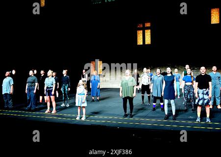 Festival d'Avignon 2024 'Mütter. Ein Lied für die Kriegszeit (Les mères. UN chant pour temps de guerre), ein Theaterstück von Marta Gornicka, aufgeführt im Haupthof des Papstpalais, am 8. Juli 2024 (Generalprobe) mit Katerina Aleinikova, Svittlana Berestovska, Sasha Cherkas, Palina Debravolskaja, Katarzyna Jaznicka, Ewa Konstanciak, Liza Kozlova, Anastasia Kulnich, Natalia Mazur, Kamila Michalska, Hanna Mykhaliova, Hanna Mykhaliova, Valeria Obodianska, Svitlana Onischak, Julia Ridna, Maria Robaszkiewicz, Polina Shkliar, Aleksandra Sroka, Maria Tabachnuk, Kateryna Taran, Bohdana Za Stockfoto