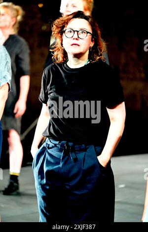 Festival d'Avignon 2024 'Mütter. Ein Lied für die Kriegszeit (Les mères. UN chant pour temps de guerre), ein Theaterstück von Marta Gornicka, aufgeführt im Haupthof des Papstpalais, am 8. Juli 2024 (Generalprobe) mit Katerina Aleinikova, Svittlana Berestovska, Sasha Cherkas, Palina Debravolskaja, Katarzyna Jaznicka, Ewa Konstanciak, Liza Kozlova, Anastasia Kulnich, Natalia Mazur, Kamila Michalska, Hanna Mykhaliova, Hanna Mykhaliova, Valeria Obodianska, Svitlana Onischak, Julia Ridna, Maria Robaszkiewicz, Polina Shkliar, Aleksandra Sroka, Maria Tabachnuk, Kateryna Taran, Bohdana Za Stockfoto