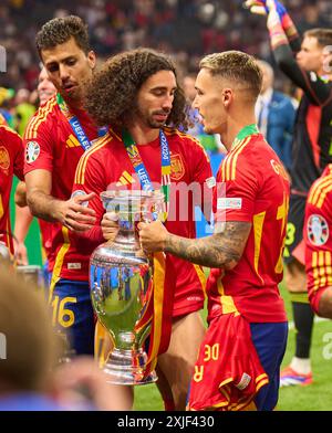 Berlin, Deutschland. Juli 2024. Rodrigo, ESP 16 Marc Cucurella, ESP 24 Alejandro Grimaldo, ESP 12 feiern mit Trophäe nach dem Endspiel SPANIEN - ENGLAND 2-1 der UEFA-Europameisterschaft 2024 am 14. Juli 2024 in Berlin. Fotograf: ddp Images/STAR-Images Credit: ddp Media GmbH/Alamy Live News Stockfoto