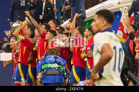 Alvaro Morata, ESP 7, küsst die Trophäe, während Jude Bellingham, eng 10, traurig neben der Zeremonie nach dem Endspiel SPANIEN - ENGLAND 2-1 der UEFA-Europameisterschaft 2024 am 14. Juli 2024 in Berlin steht. Fotograf: ddp-Bilder/Sternbilder Stockfoto