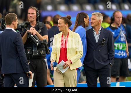 Alexander Bommes, Almuth Schult, ARD-TV-Moderator, Expertin, Esther Sedlaczek, Moderatorin ARD Sport Moderatorin, Sportmoderatorin, Journalistin, Bastian SCHWEINSTEIGER, Co-Moderator ARD im Endspiel SPANIEN - ENGLAND 2-1 der UEFA-Europameisterschaften 2024 am 14. Juli 2024 in Berlin. Fotograf: ddp-Bilder/Sternbilder Stockfoto