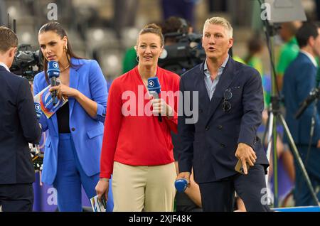 Alexander Bommes, Almuth Schult, ARD-TV-Moderator, Expertin, Esther Sedlaczek, Moderatorin ARD Sport Moderatorin, Sportmoderatorin, Journalistin, Bastian SCHWEINSTEIGER, Co-Moderator ARD im Endspiel SPANIEN - ENGLAND 2-1 der UEFA-Europameisterschaften 2024 am 14. Juli 2024 in Berlin. Fotograf: ddp-Bilder/Sternbilder Stockfoto
