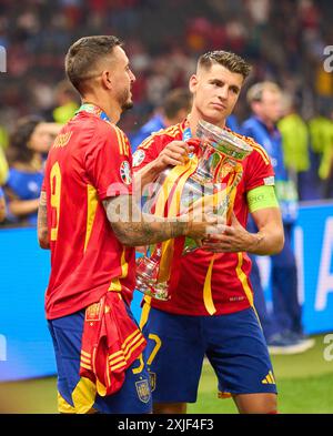 Alvaro Morata, ESP 7 Joselu, ESP 9 feiern mit Trophäe nach dem letzten Spiel SPANIEN, Großbritannien. , . Am 14. Juli 2024 in Berlin. Fotograf: ddp Images/STAR-Images Credit: ddp Media GmbH/Alamy Live News Stockfoto