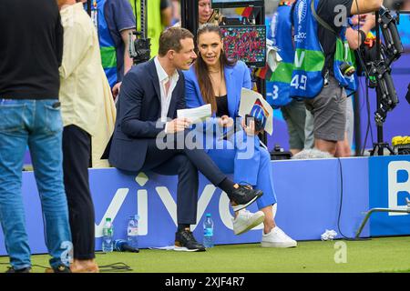 Alexander Bommes, Almuth Schult, ARD-TV-Moderator, Expertin, Esther Sedlaczek, Moderatorin ARD Sport Moderatorin, Sportmoderatorin, Journalistin, Bastian SCHWEINSTEIGER, Co-Moderator ARD im Endspiel SPANIEN - ENGLAND 2-1 der UEFA-Europameisterschaften 2024 am 14. Juli 2024 in Berlin. Fotograf: ddp-Bilder/Sternbilder Stockfoto