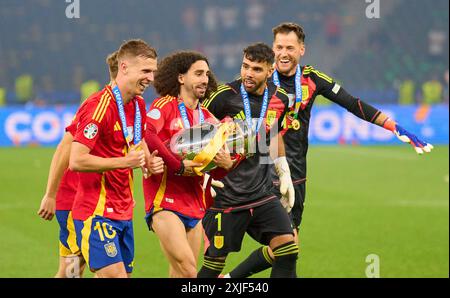 Berlin, Deutschland. Juli 2024. Marc Cucurella, ESP 24 Dani Olmo, ESP 10 Unai Simon, ESP 23 David Raya, Torhüter ESP 1, Torwart, feiert mit Trophäe nach dem Endspiel SPANIEN - ENGLAND 2-1 der UEFA-Europameisterschaften 2024 am 14. Juli 2024 in Berlin. Fotograf: ddp Images/STAR-Images Credit: ddp Media GmbH/Alamy Live News Stockfoto