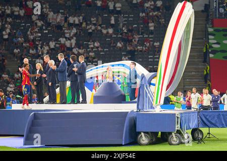 Berlin, Deutschland. Juli 2024. Lamine Yamal (L), ESP 19 wird von William Prince of Wales gratuliert, während Harry KANE, England 9 Gareth Southgate, Headcoach England, traurig neben der Zeremonie nach dem Endspiel SPANIEN - ENGLAND 2-1 der UEFA-Europameisterschaft 2024 am 14. Juli 2024 in Berlin steht. Fotograf: ddp Images/STAR-Images Credit: ddp Media GmbH/Alamy Live News Stockfoto