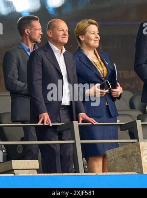 OLAF Scholz, Bundeskanzler Deutschland , Franziska Giffey ex Buergermeisterin von Berlin (beide SPD) im Endspiel SPANIEN - ENGLAND 2-1 der UEFA-Europameisterschaften 2024 am 14. Juli 2024 in Berlin. Fotograf: ddp-Bilder/Sternbilder Stockfoto