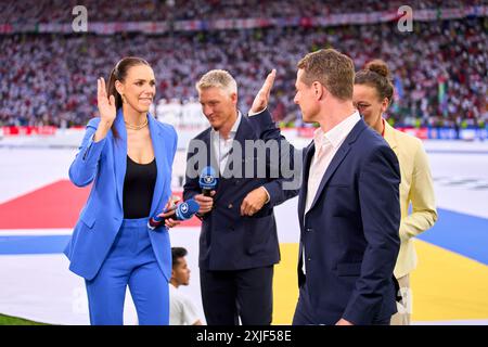 Alexander Bommes, Almuth Schult, ARD-TV-Moderator, Expertin, Esther Sedlaczek, Moderatorin ARD Sport Moderatorin, Sportmoderatorin, Journalistin, Bastian SCHWEINSTEIGER, Co-Moderator ARD im Endspiel SPANIEN - ENGLAND 2-1 der UEFA-Europameisterschaften 2024 am 14. Juli 2024 in Berlin. Fotograf: ddp-Bilder/Sternbilder Stockfoto