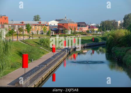 TULA, RUSSLAND - 15. JULI 2024: Fußgängerzone am Uferufer des UPA-Flusses Tula. Russland Stockfoto