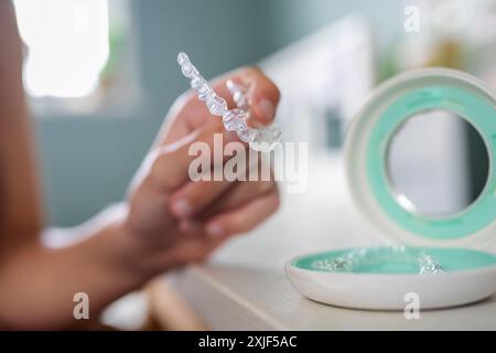 Nahaufnahme Eines Teenager-Mädchens Zu Hause, Das Durchsichtige Zahnspangen Oder Aligner Aus Dem Fall Einsetzt Stockfoto