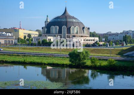 TULA, RUSSLAND - 15. JULI 2024: Bau des Waffenmuseums am Ufer des UPA-Flusses Tula. Russland Stockfoto