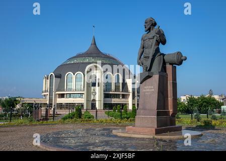 TULA, RUSSLAND - 15. JULI 2024: Denkmal für Nikita Demidov am Gebäude des Waffenmuseums in Tula. Russland Stockfoto