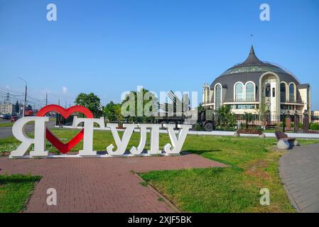 TULA, RUSSLAND - 15. JULI 2024: Installation 'I love Tula' im Gebäude des Waffenmuseums, Russland Stockfoto