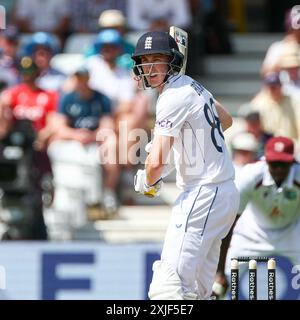 Nottingham, Großbritannien. Juli 2024. Harry Brook aus England streikt während des Spiels der Rothesay International Test Match Series zwischen England und West Indies am 18. Juli 2024 in Trent Bridge, Nottingham, England. Foto von Stuart Leggett. Nur redaktionelle Verwendung, Lizenz für kommerzielle Nutzung erforderlich. Keine Verwendung bei Wetten, Spielen oder Publikationen eines einzelnen Clubs/einer Liga/eines Spielers. Quelle: UK Sports Pics Ltd/Alamy Live News Stockfoto