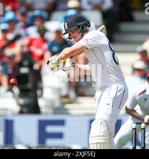 Nottingham, Großbritannien. Juli 2024. Harry Brook aus England streikt während des Spiels der Rothesay International Test Match Series zwischen England und West Indies am 18. Juli 2024 in Trent Bridge, Nottingham, England. Foto von Stuart Leggett. Nur redaktionelle Verwendung, Lizenz für kommerzielle Nutzung erforderlich. Keine Verwendung bei Wetten, Spielen oder Publikationen eines einzelnen Clubs/einer Liga/eines Spielers. Quelle: UK Sports Pics Ltd/Alamy Live News Stockfoto